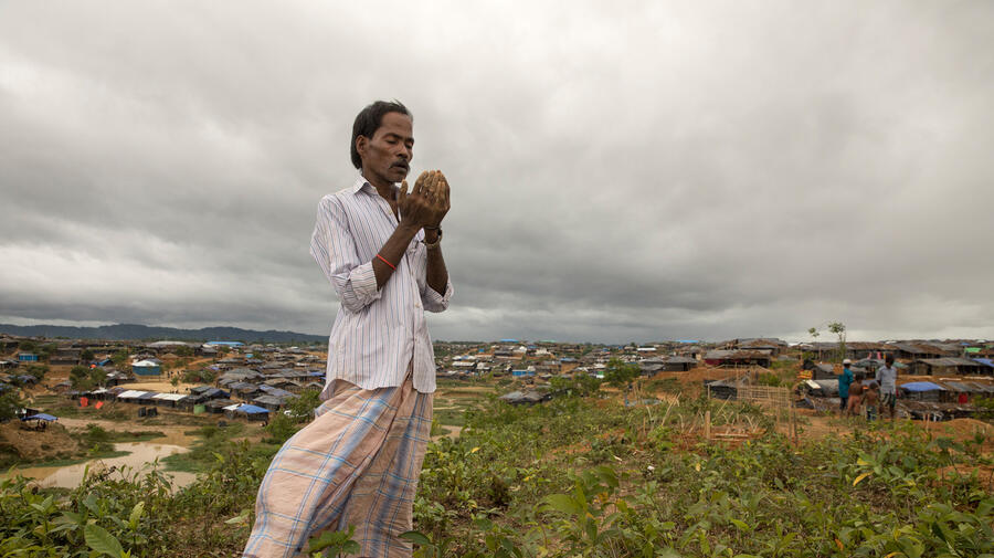 Bangladesh : Rohingya Refugees Flood Into Bangladesh