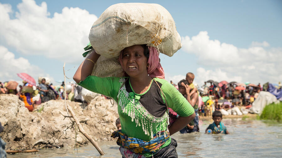 Bangladesh. Thousands stranded near Myanmar border