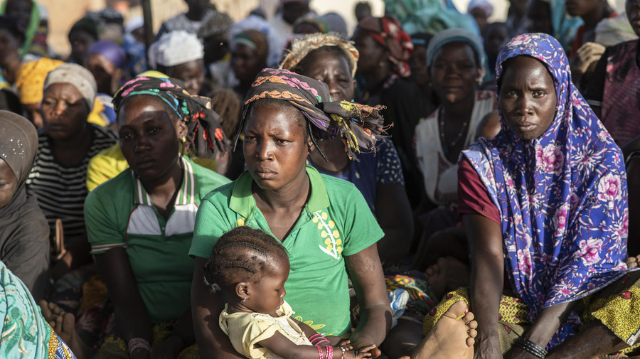 Burkina Faso. High Commissioner meets IDPs hosted by local community.