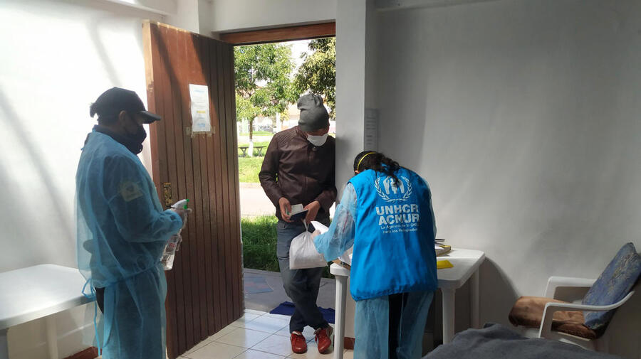 UNHCR staff distribute blankets and winter kits to vulnerable Venezuelans in Cusco, Peru.