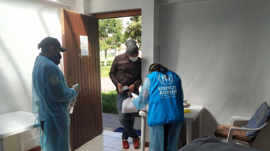 UNHCR staff distribute blankets and winter kits to vulnerable Venezuelans in Cusco, Peru.