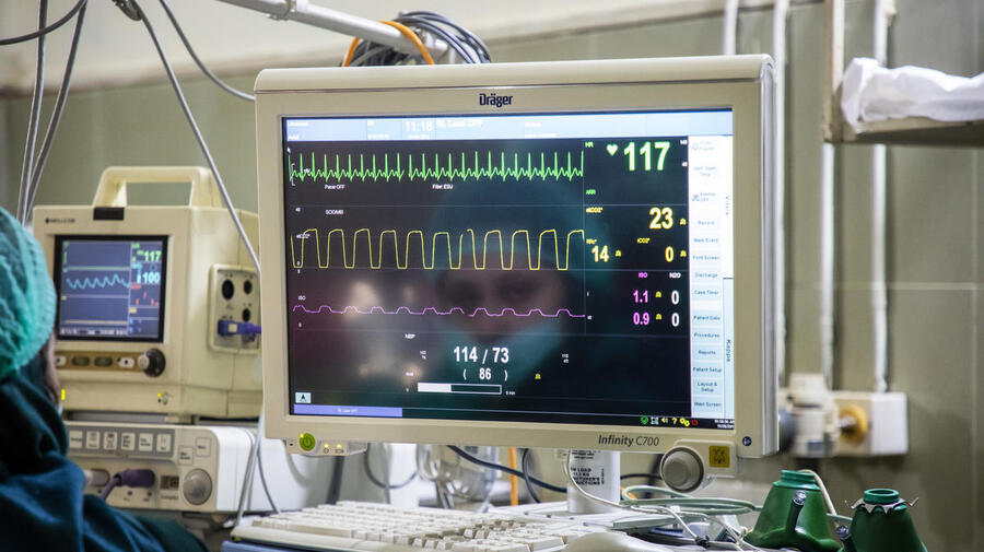 Pakistan. Afghan woman doctor breaks barriers to heal Pakistan's poor