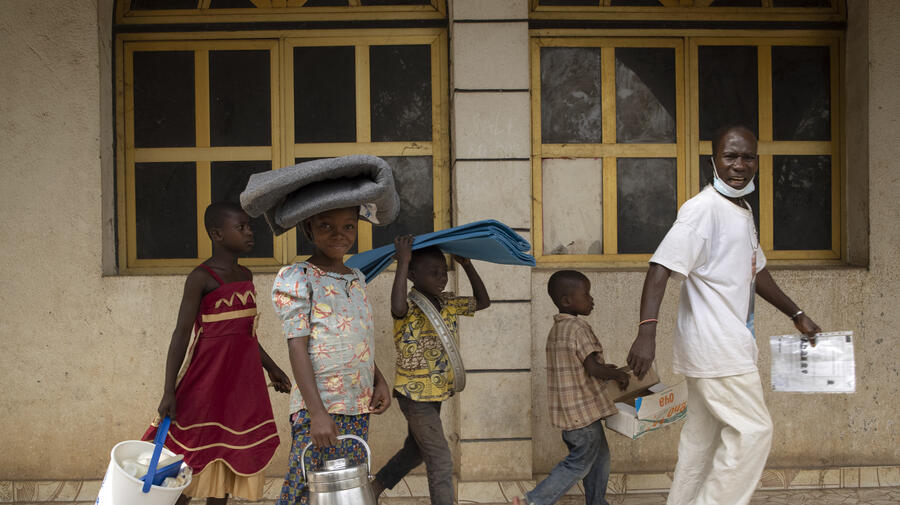 Refugees from the Central Africa Republic have just collected NFIs at a UNHCR distribution center in Yakoma, northern DRC, and are walking back to the homes of the Congolese families hosting them. 