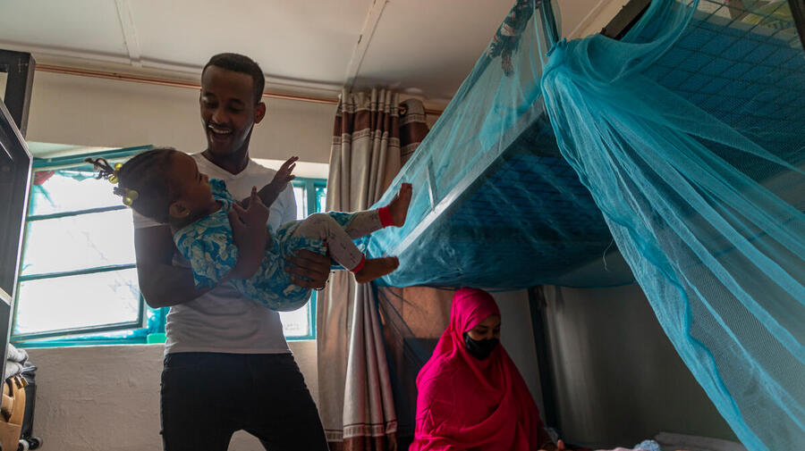 Rwanda. High Commissioner visits refugees in transit from Libya