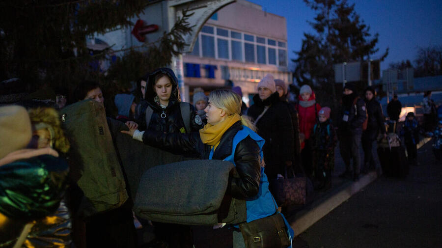 Ukraine. UNHCR distributes blankets to people waiting to cross the border to Poland