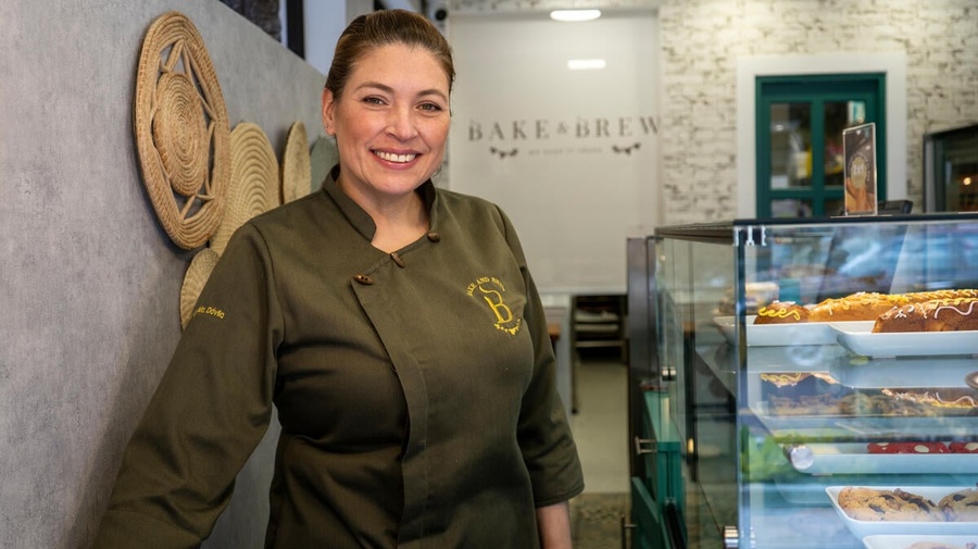 Gabriela Dávila, una empresaria venezolana que llegó a Ecuador hace cinco años, dirige un negocio de café y panadería en Quito que da empleo a personas refugiadas, migrantes y locales.