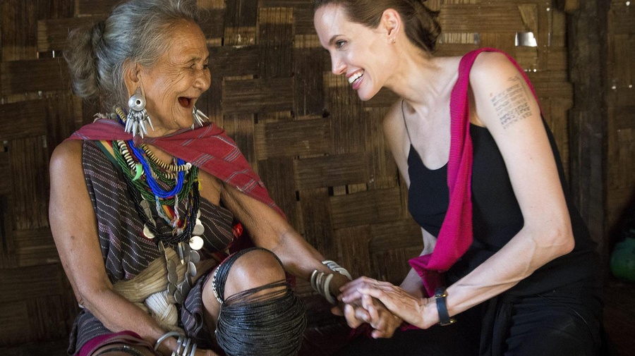 En junio de 2014, Angelina Jolie, Enviada Especial de ACNUR, conoció a Baw Meh, una refugiada de Myanmar (del pueblo Karen o Kayin) en el campamento de refugiados de Ban Mai Nai Soi, en Tailandia.