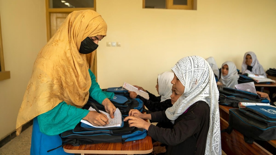 Una voluntaria afgana participa en un proyecto educativo apoyado por ACNUR en Jalalabad, Afganistán.