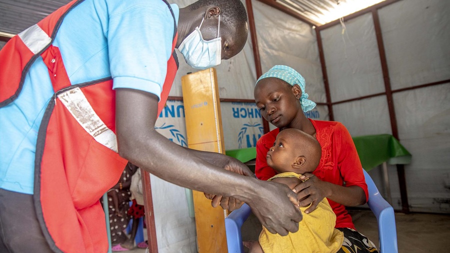 En el campamento de refugiados de Kakuma, Kenia, un niño en riesgo de desnutrición recibe tratamiento en una clínica de nutrición.
