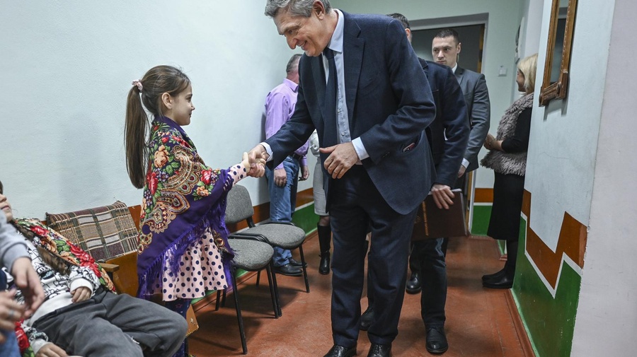 UN High Commissioner for Refugees Filippo Grandi greets Sofia, an 8-year-old Ukrainian refugee, at Căușeni community centre in Moldova.