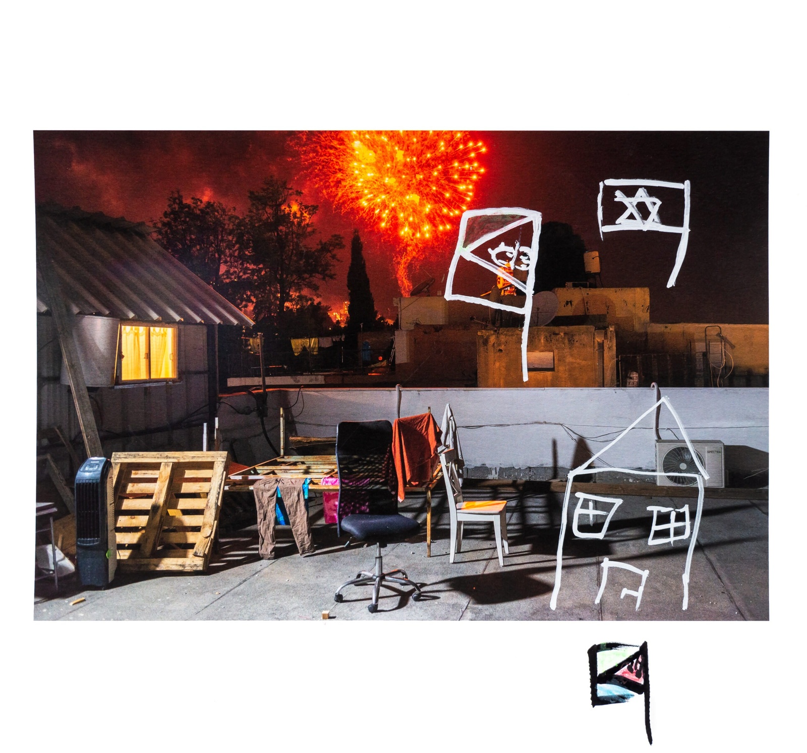 זיקוקים לרגל יום העצמאות ה-73 של מדינת ישראל כפי שהם שנצפו משכונת הדר, 14 באפריל