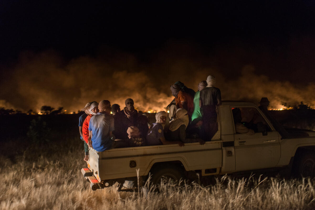 Mauritania. Refugee volunteers wage fight against bush fires near Malian camp