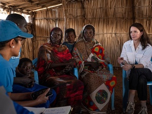 Kristin Davis speaks to UNHCR staff and South Sudanese returnees