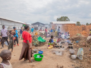 Groups of Congolese refugees in an overcrowded refugee site.