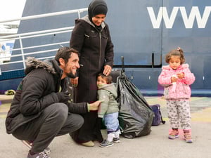 Greece. ESTIA programme transfers family from Samos to mainland