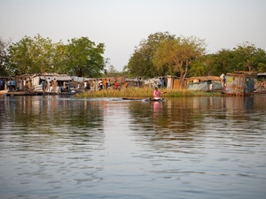 South Sudan. Residents battle to keep waters at bay in flood-prone remote town