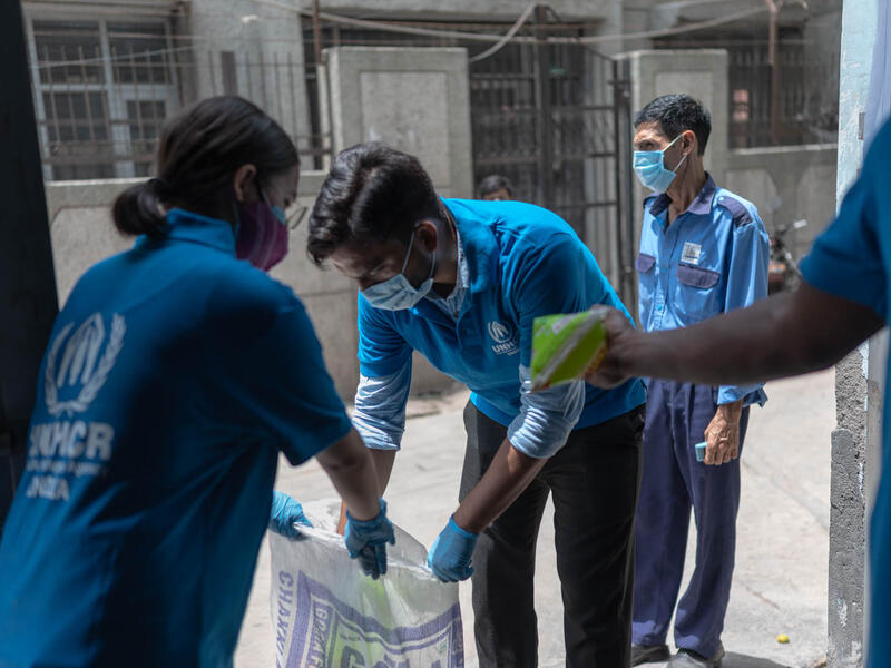 UNHCR staff distributing dry food rations