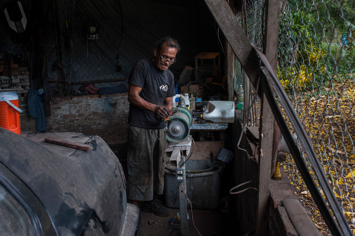 A large family, escaped from violence of El Salvador, have find shelter in Chiapas, Mexico, where they started a new life.
