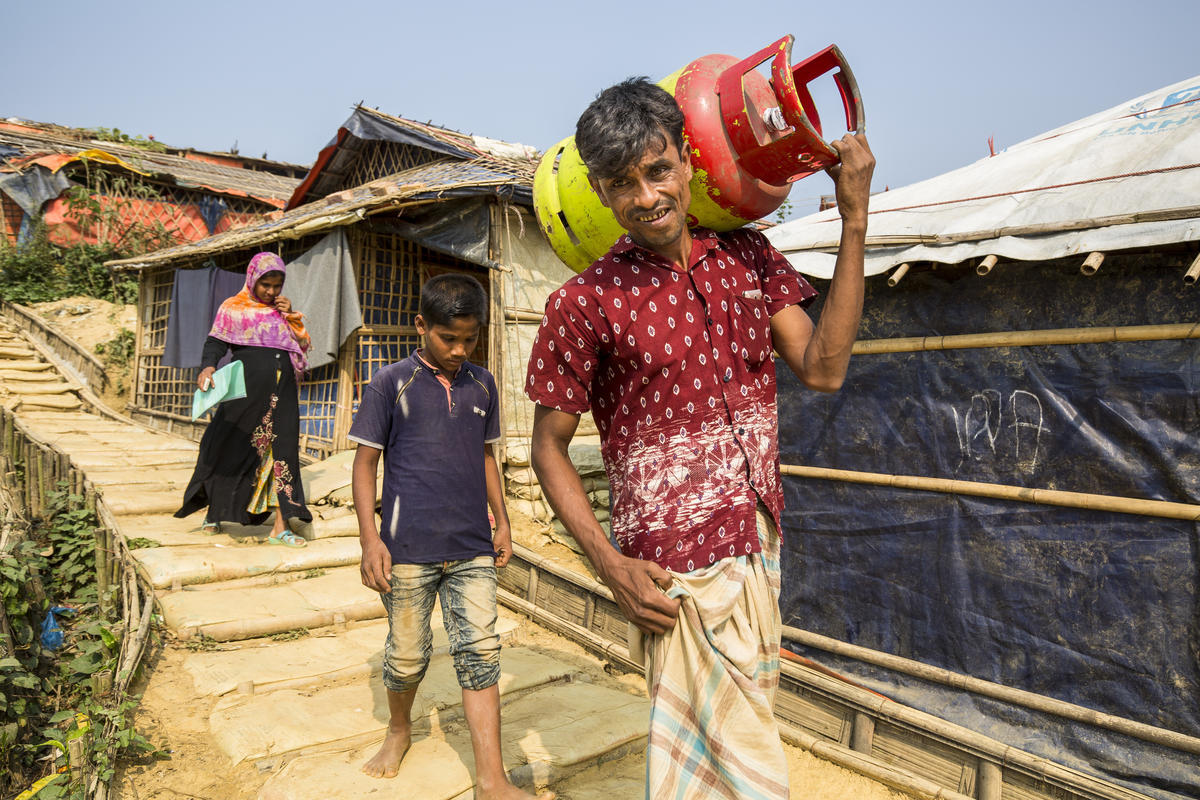 Bangladesh. Rohingya Receive Gas Stoves