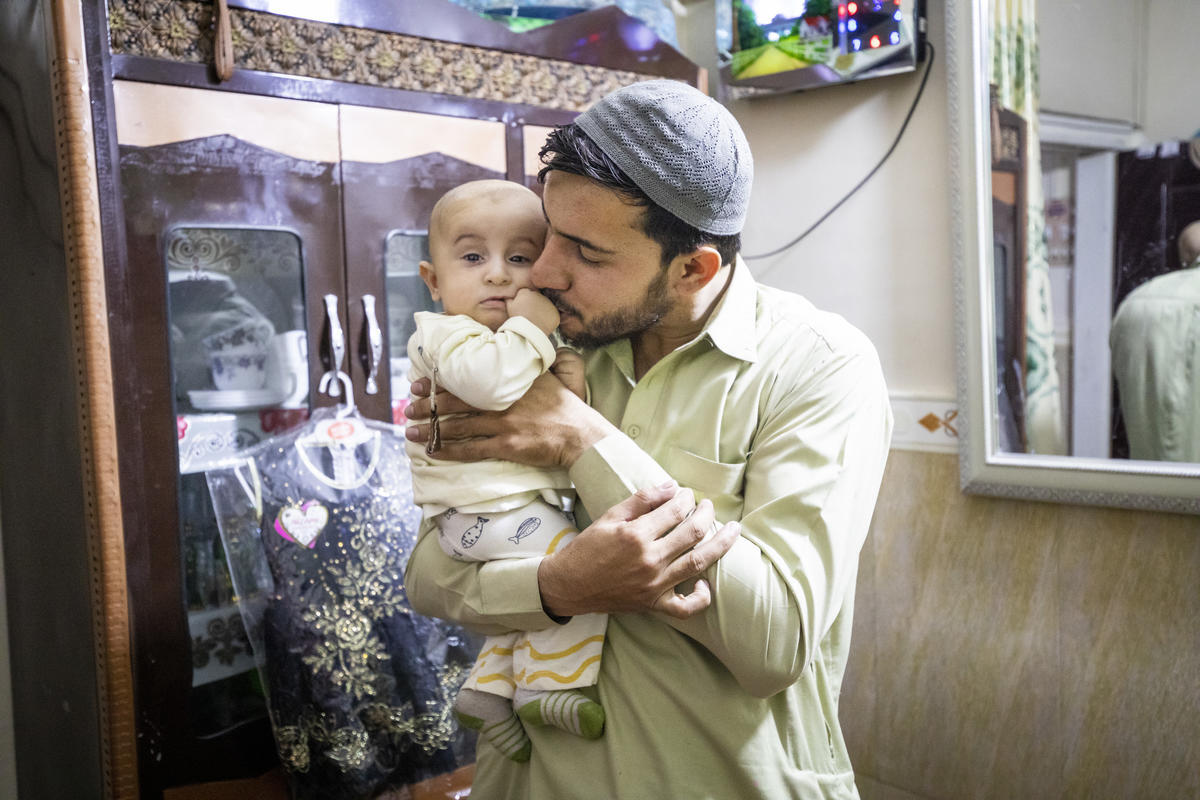 Pakistan. Afghan refugees benefit from law allowing them to open bank accounts