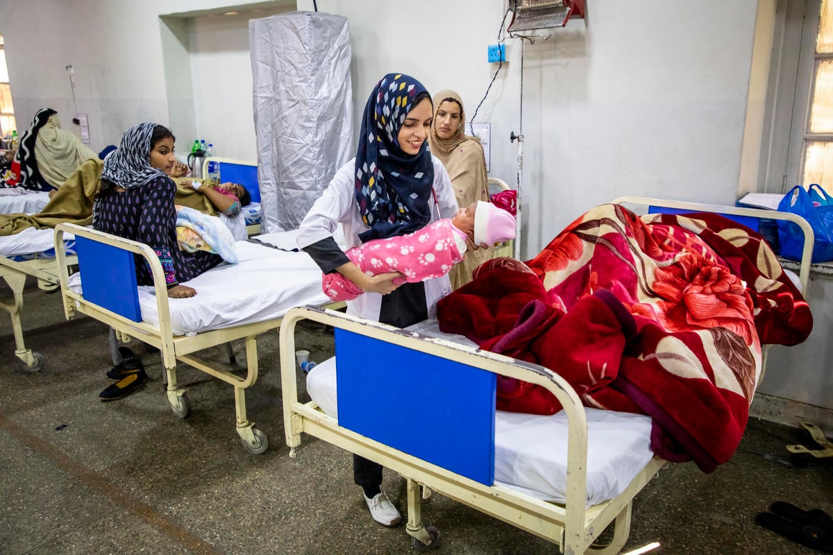 Pakistan. Afghan woman doctor breaks barriers to heal Pakistan's poor