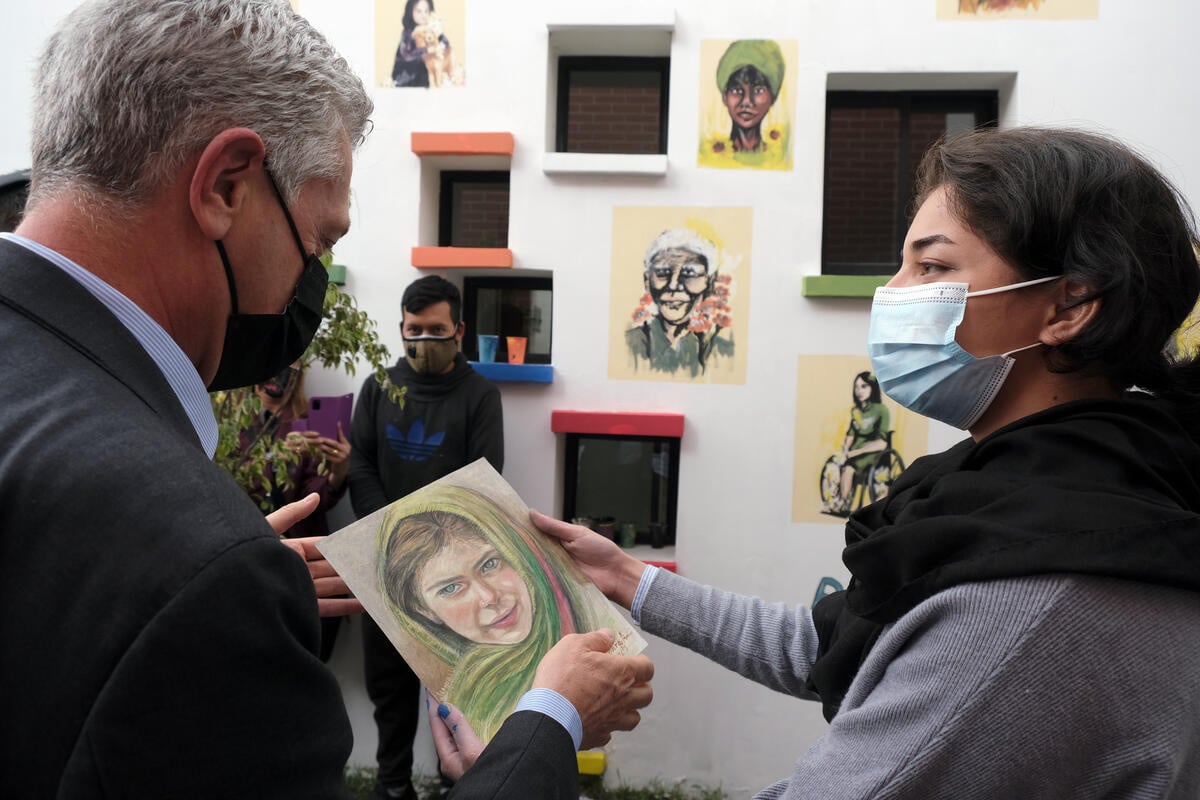 Zohra shows off her work to UN High Commissioner for Refugees Filippo Grandi during a visit to the Centre for Equality and Justice in Quito.