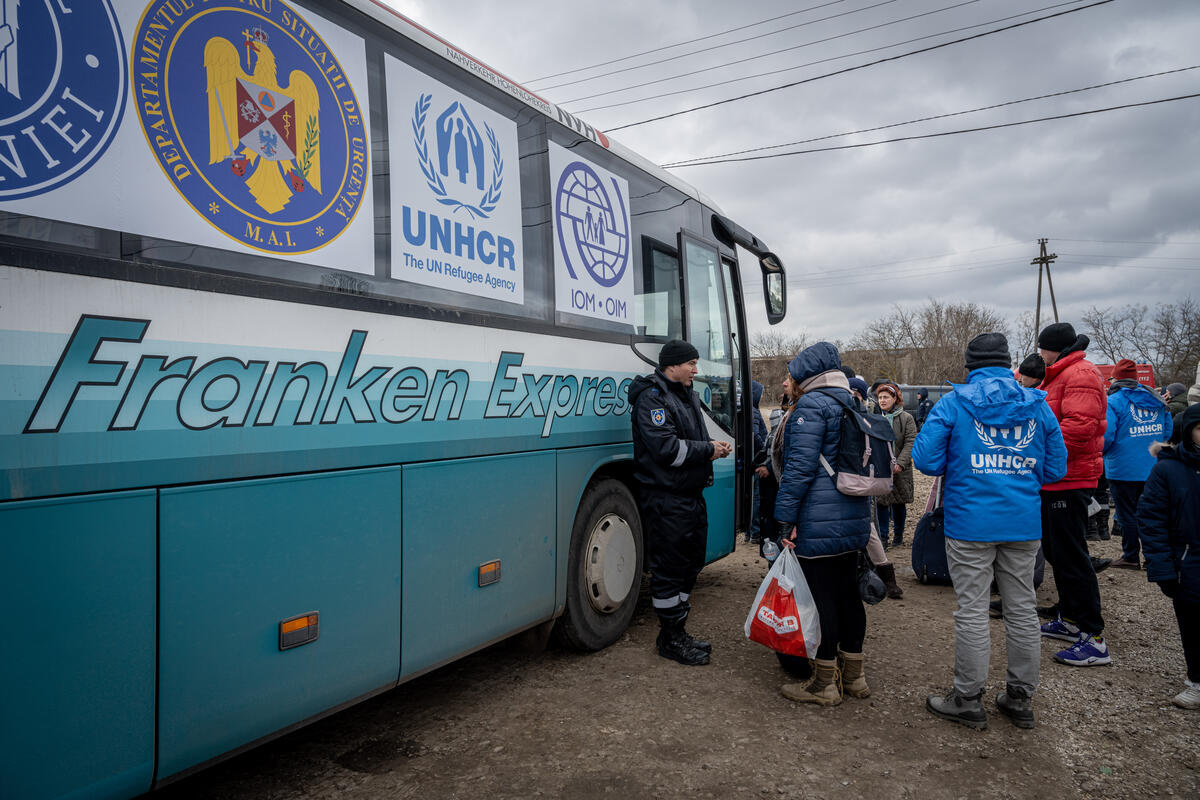 Romania. UNHCR-backed operation transfers people fleeing Ukraine to Romania through Moldova