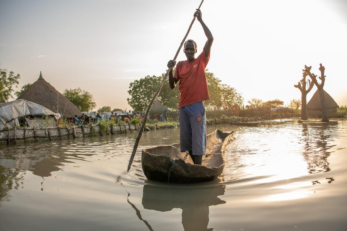 South Sudan. Residents battle to keep waters at bay in flood-prone remote town