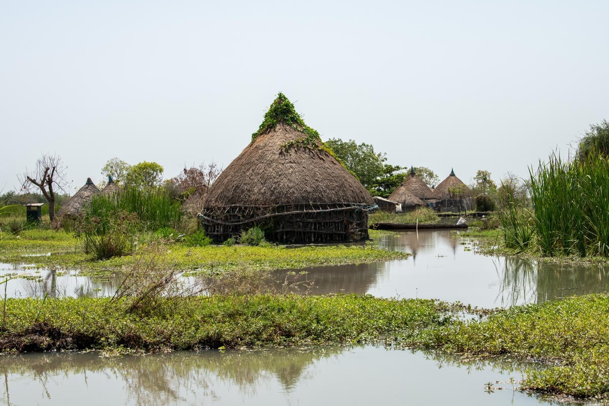 South Sudan. Residents battle to keep waters at bay in flood-prone remote town