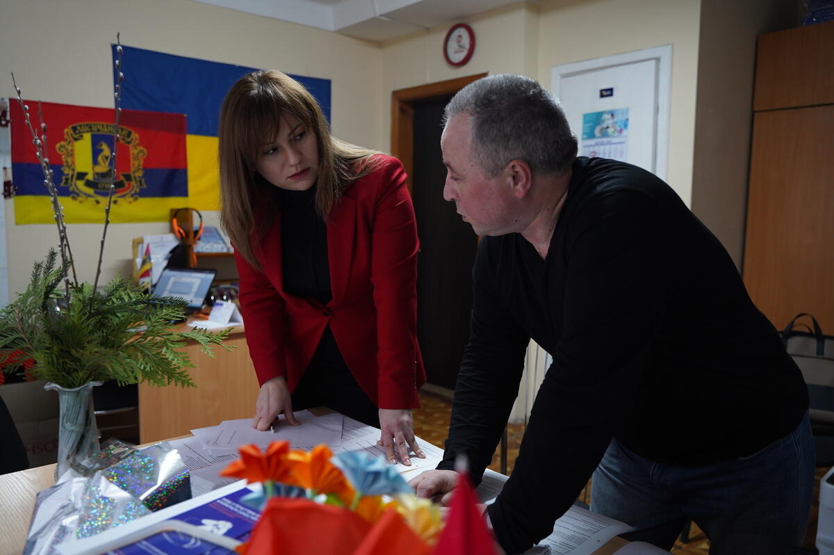 Yana in discussion with Andrii Zhyvaha