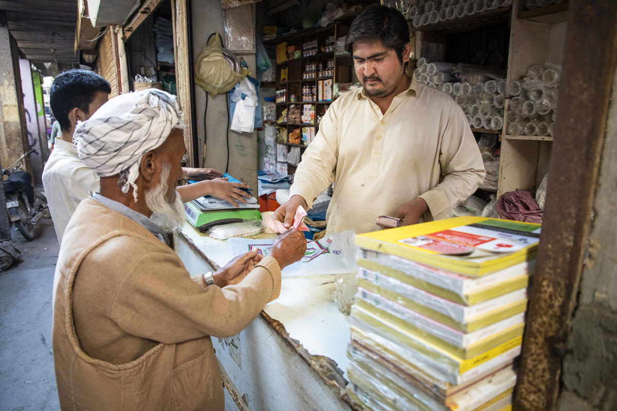 Pakistan. Afghan Refugees Open Bank Accounts