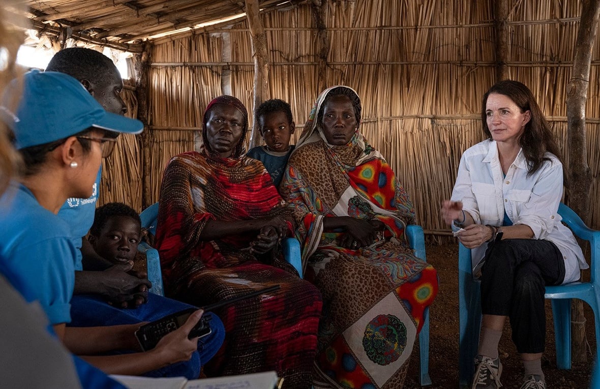 Kristin Davis speaks to UNHCR staff and South Sudanese returnees
