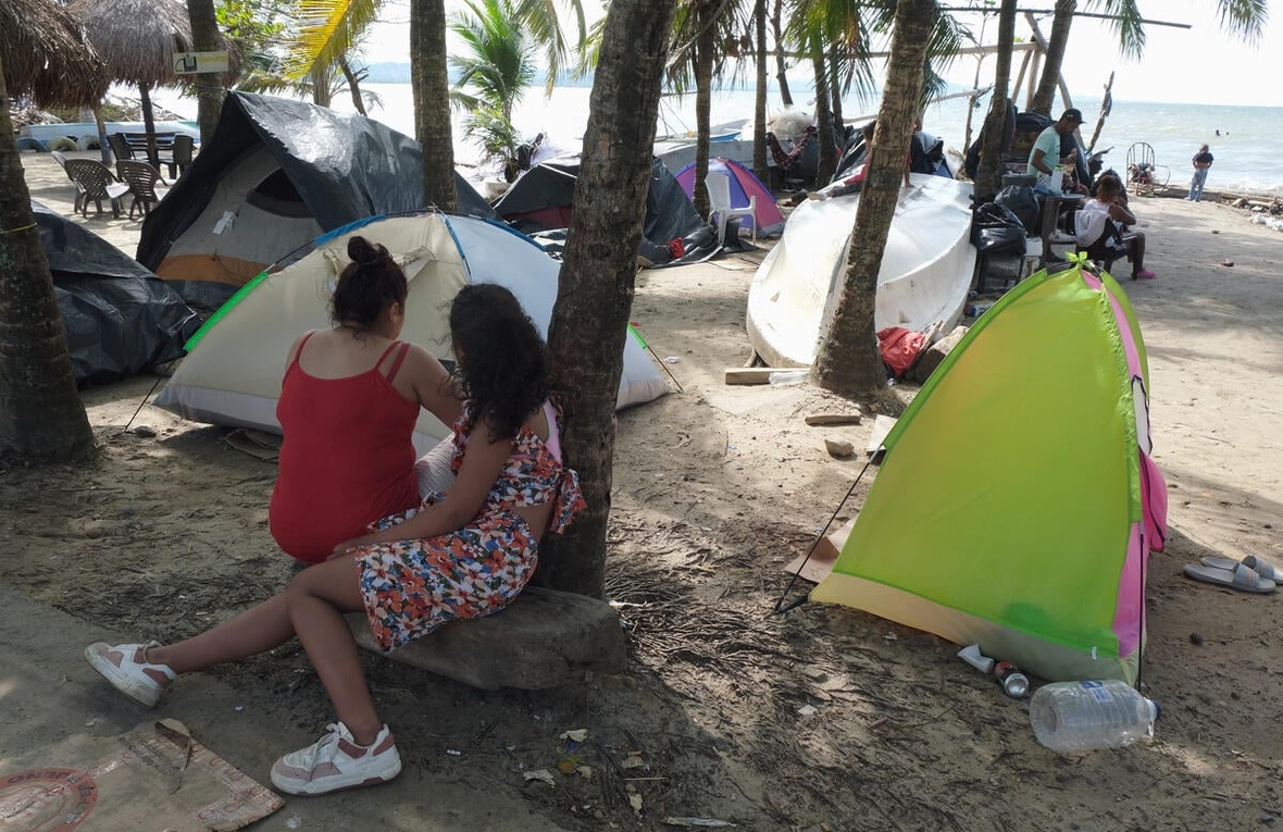 Families preparing to cross the Darien jungle camp on the beach in the Colombian city of Necoclí.