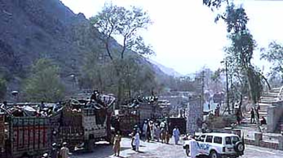 Afghan refugees returning home from Pakistan last year in a previous UNHCR-assisted repatriation.