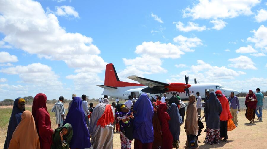 More than 100 Somali refugees arrive home in Mogadishu from Kenya 