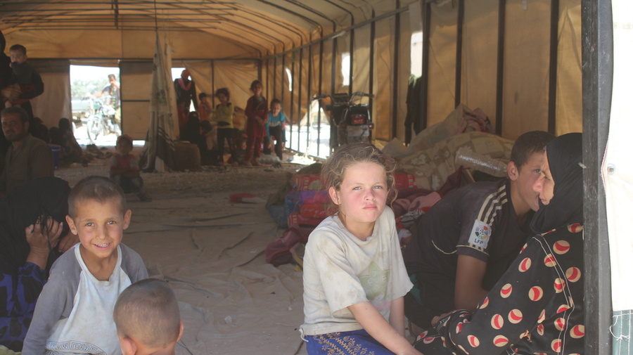 Syria. Thousands brave minefields and armed groups to flee Ar-Raqqa