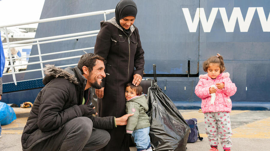 Greece. ESTIA programme transfers family from Samos to mainland