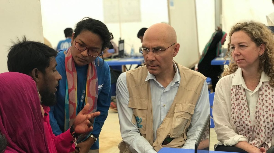 Bangladesh. Asst. High Commissioner meets Rohingya families being registered