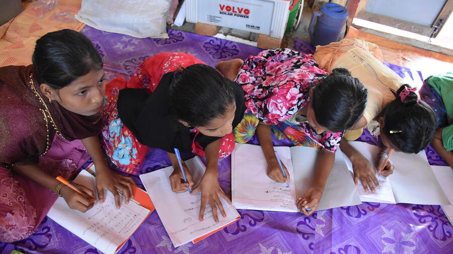 Bangladesh. Rohingya teens grab scarce opportunity to learn in refugee sites
