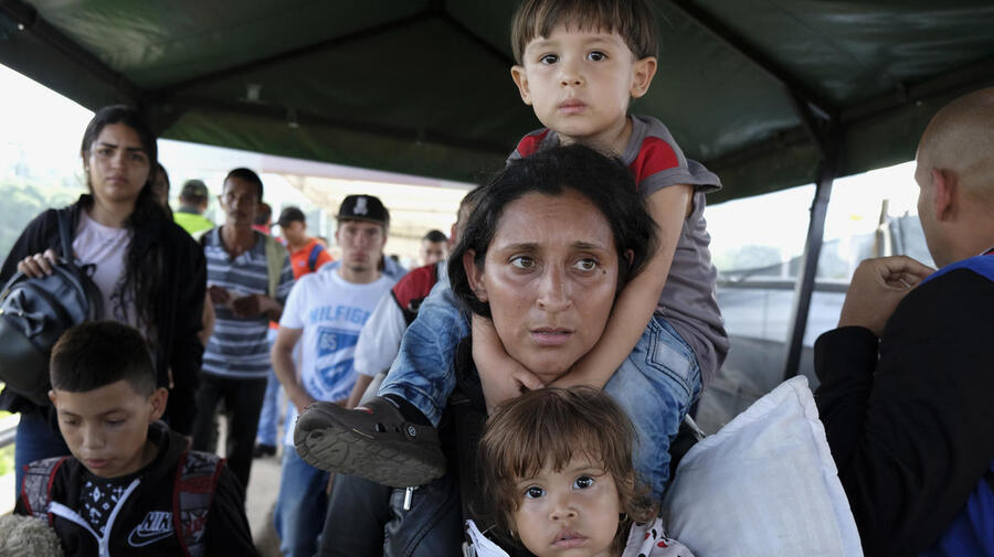 Colombia. Desperate Venezuelans continue to cross border on foot