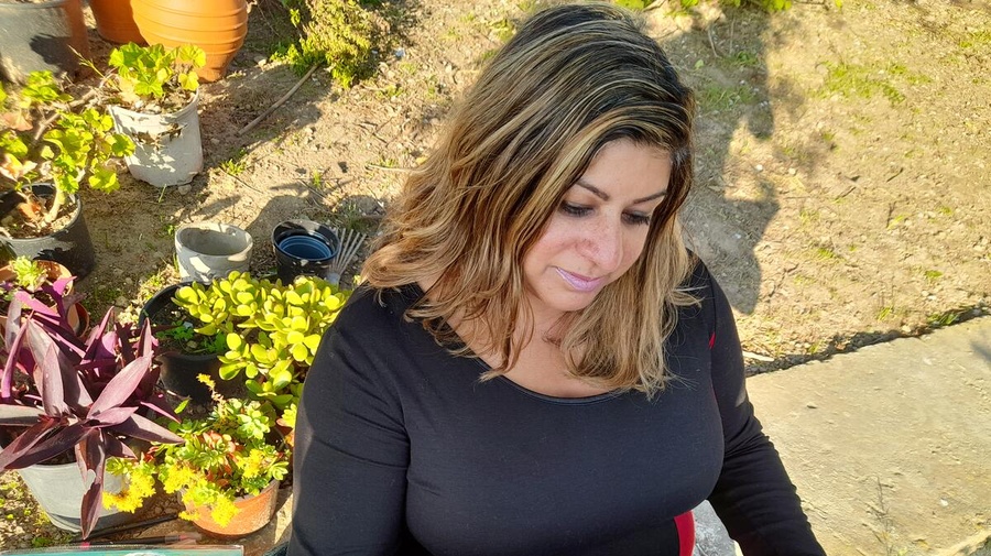 Artist nurtures creativity through online community of women refugees