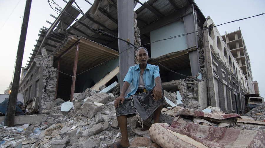Yemen. Displaced Yemenis near destruction in Aden.