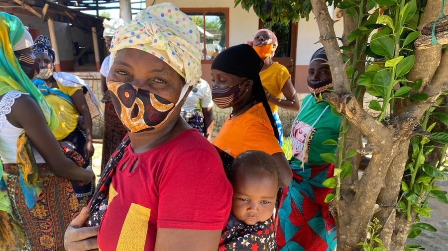 Mozamique. Suabo, a midwife residing in a IDP settlement of Cabo Delgado, takes care of her friend's baby during a PSEA training conducted by UNHCR