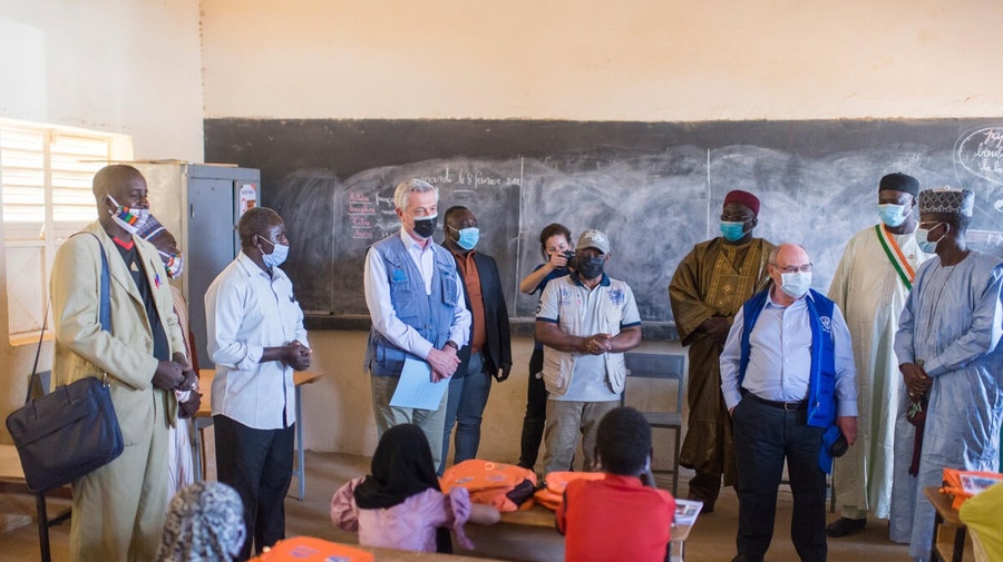 Niger. High Commissioner and head of IOM visit UNHCR projects in northern town
