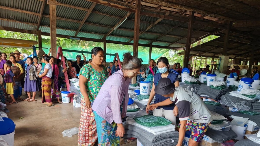 Myanmar. UNHCR distributes emergency relief to internally displaced people in Kayin State