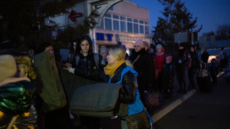 Ukraine. UNHCR distributes blankets to people waiting to cross the border to Poland