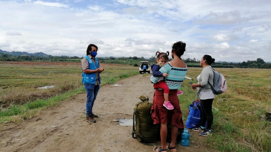 UNHCR staff brings information to Nicaraguan asylum seekers
