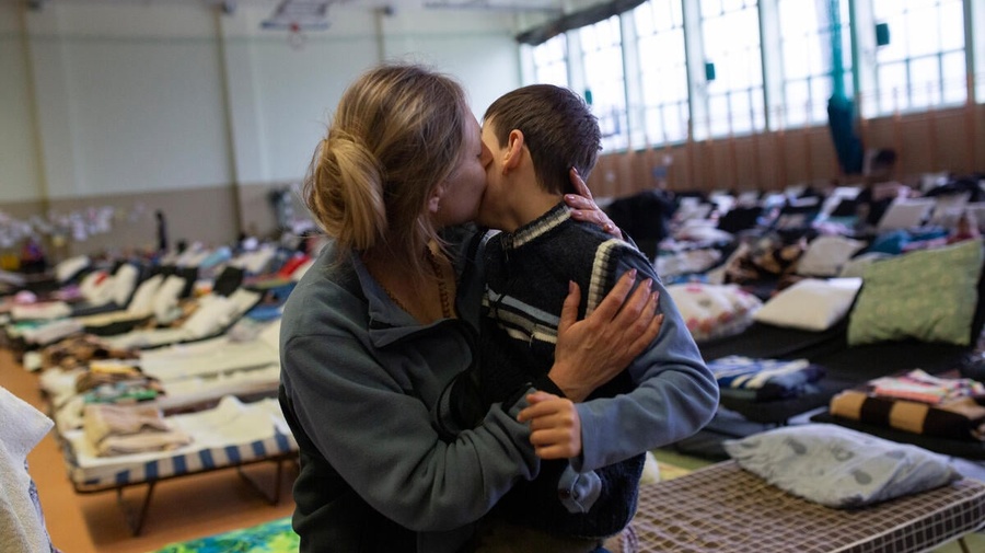 Poland. High Commissioner visits Medyka Polish border crossing and reception centre