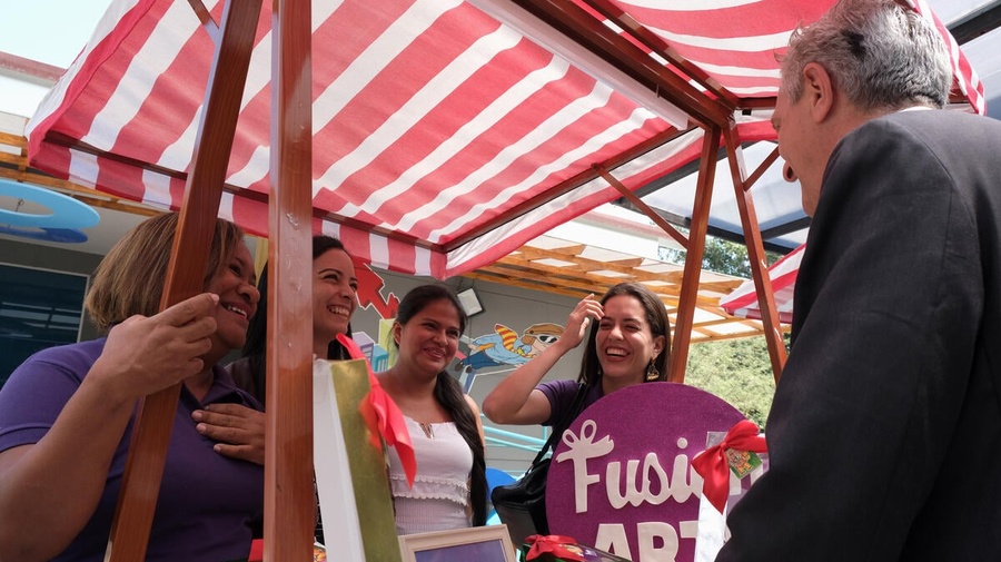 Filippo Grandi, Alto Comisionado de las Naciones Unidas para los Refugiados, se entrevistó con emprendedores refugiados y migrantes en Guayaquil, Ecuador.