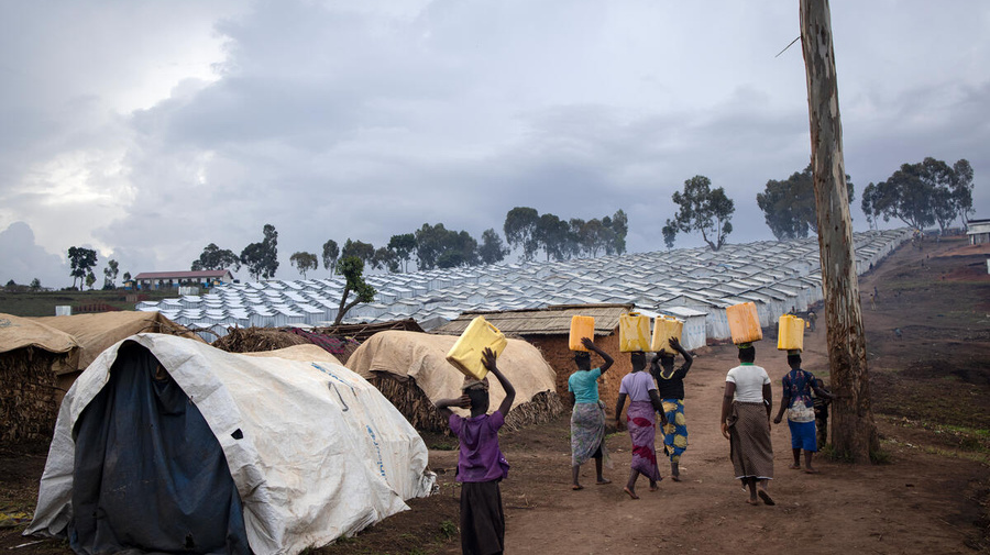 République démocratique du Congo. Les femmes déplacées récupèrent de l'eau.